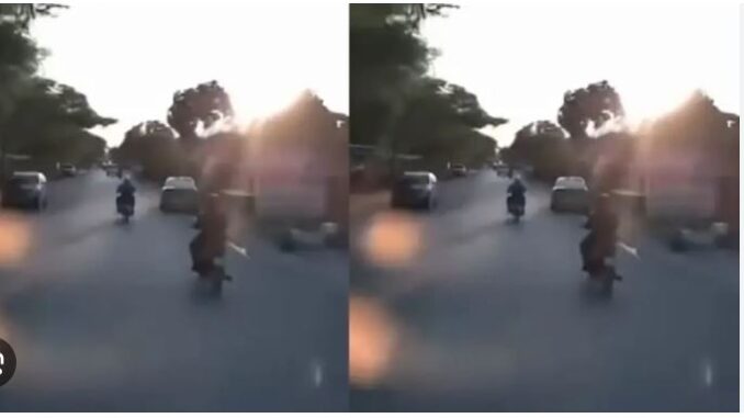 Clip đau lòng ở Thái Bình: Mở cửa xe ô tô không quan sát gây ra thảm kịch khiến nhiều người xót xa Clip đau lòng ở Thái Bình: Mở cửa xe ô tô không quan sát gây ra thảm kịch khiến nhiều người xót xa