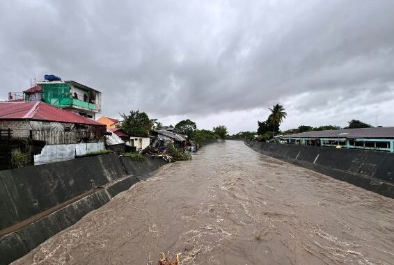 Bão Trami đã tấn công, gây ngập lụt kinh hoàng, khiến xe cộ trôi nổi trong biển nước: Sức mạnh thế nào so với Yagi?