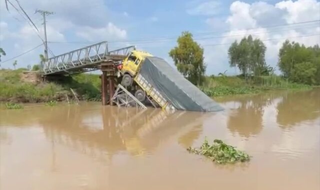 Toàn cảnh hiện trường vụ sập cầu ở An Giang: Tải trọng cầu chỉ 5 tấn, xe tải chở đến… 30 tấn gạch lao qua