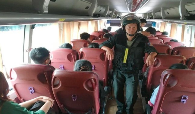 B:IẾN LỚN: Chuyến xe 52 chỗ phủ kín rèm, hàng chục người bủn rủn tay chân khi biết mình đã ‘vào tròng’ chờ tới lượt bị làm gỏi!!! B:IẾN LỚN: Chuyến xe 52 chỗ phủ kín rèm, hàng chục người bủn rủn tay chân khi biết mình đã ‘vào tròng’ chờ tới lượt bị làm gỏi!!!