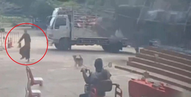Tượng phật cao 12 mét bất ngờ đổ sập khiến 1 nhà sư tử vong Tượng phật cao 12 mét bất ngờ đổ sập khiến 1 nhà sư tử vong
