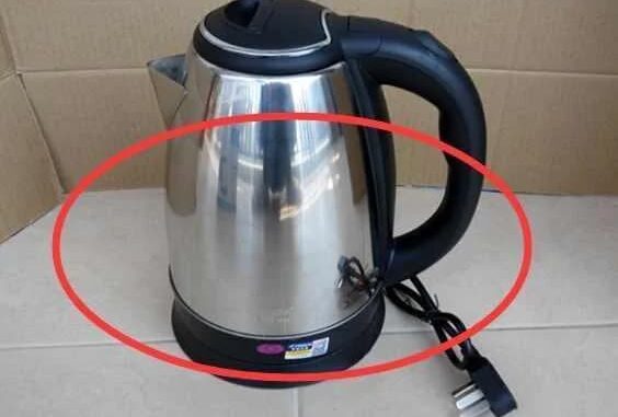 Tại sao người nước ngoài lại ít sử dụng ấm siêu tốc dù rất tiện lợi? Tôi hối hận khi biết đã quá muộn Tại sao người nước ngoài lại ít sử dụng ấm siêu tốc dù rất tiện lợi? Tôi hối hận khi biết đã quá muộn