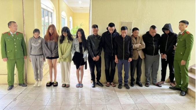 Công an TP vừa bắt quả tang nhóm đối tượng đang tổ chức “bay lắc” tại một quán karaoke Công an TP vừa bắt quả tang nhóm đối tượng đang tổ chức “bay lắc” tại một quán karaoke