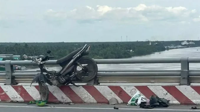 Tài Xế Ngủ Gật, Ô Tô Tông Người Phụ Nữ Rơi Xuống Sông Hàm Luông Tài Xế Ngủ Gật, Ô Tô Tông Người Phụ Nữ Rơi Xuống Sông Hàm Luông
