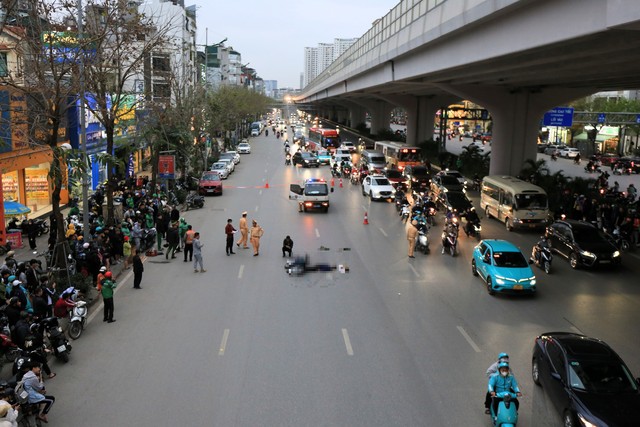 Hà Nội: Hiện trường vụ người đàn ông bất ngờ tử vong khi đang đi trên đường Phạm Văn Đồng- Ảnh 1.