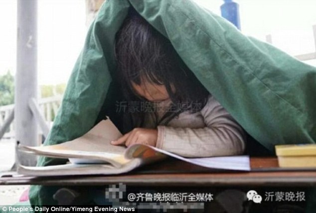 Xúc động với hình ảnh bé gái 6 tuổi vừa ăn xin vừa học bài - VietNamNet