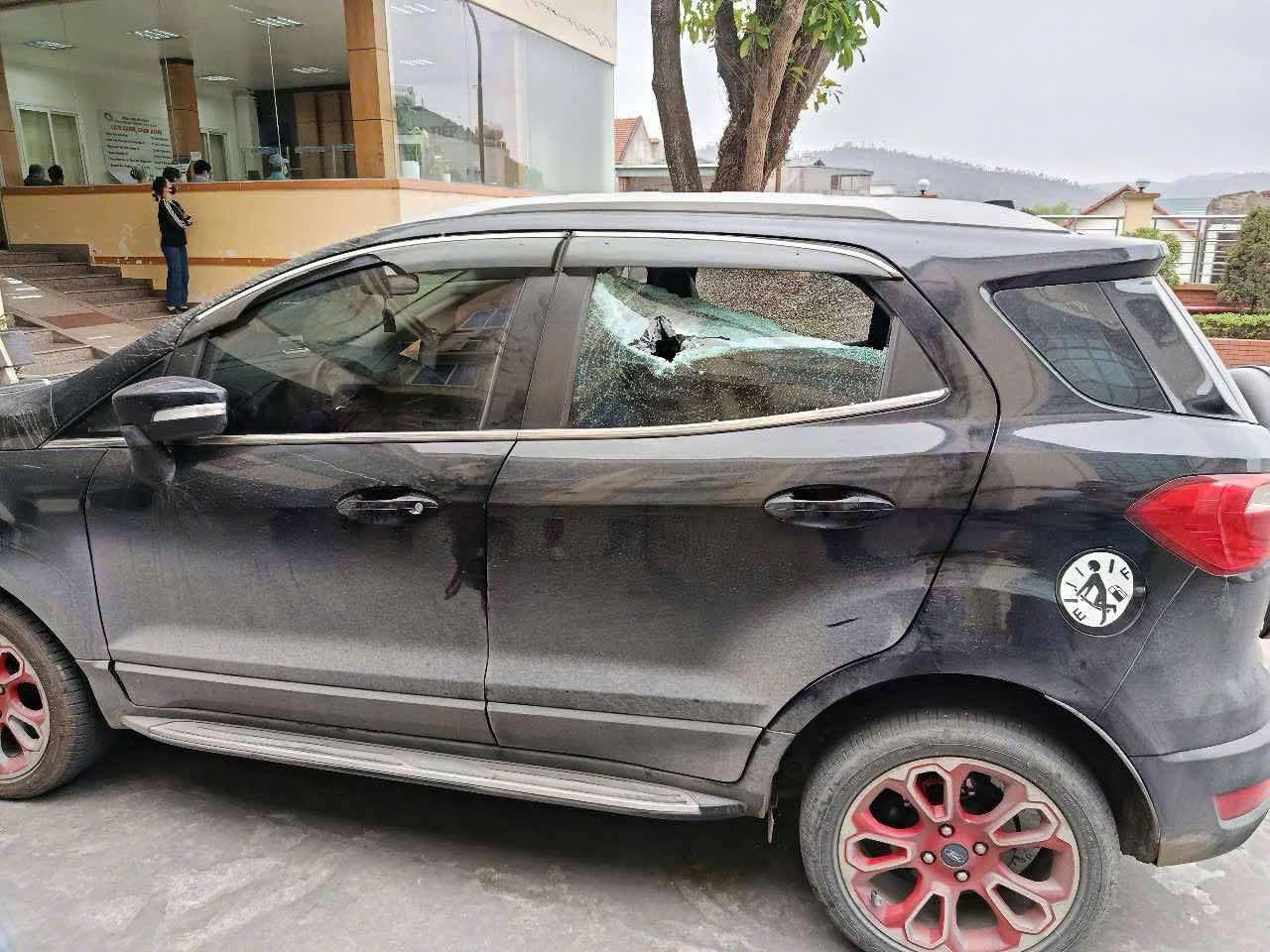 Có thể là hình ảnh về 1 người, ô tô và văn bản