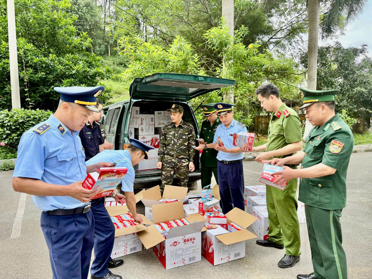 Lực lượng chức năng kiểm tra, thu giữ số hàng hóa vi phạm Lực lượng chức năng kiểm tra, thu giữ số hàng hóa vi phạm