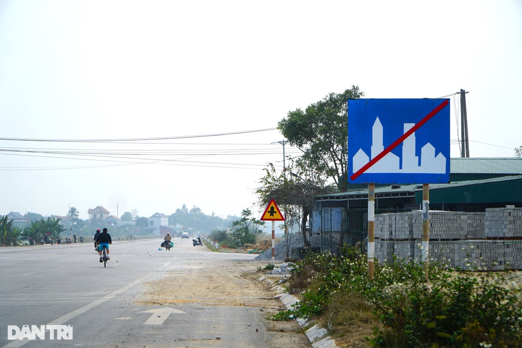 Biển báo không có bắt đầu nhưng có kết thúc khiến tài xế lo dính bẫy - 2