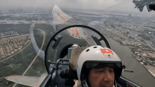 Chân dung Đại tá Nguyễn Thế Dũng - phi công dẫn đầu đội hình “hổ mang chúa” bay trên Dinh Độc Lập trong lễ diễu binh 30/4 sắp tới- Ảnh 2.