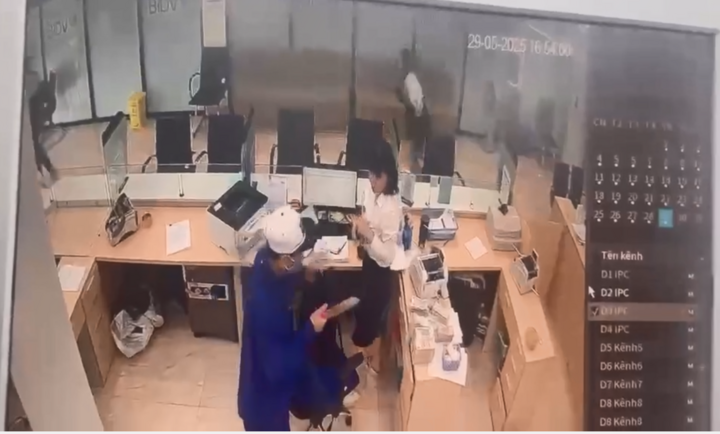 Kẻ bịt mặt xông vào ngân hàng ở Quảng Ninh, cướp 400 triệu đồng rồi bỏ trốn- Ảnh 1. Kẻ bịt mặt xông vào ngân hàng ở Quảng Ninh, cướp 400 triệu đồng rồi bỏ trốn- Ảnh 1.