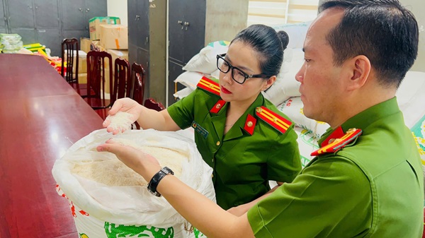 gao1 Cơ quan công an kiểm tra số gạo giả. Ảnh: CAHN