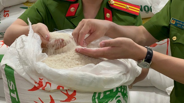gao2 Gạo giả nhãn mác được cơ quan công an phát hiện. Ảnh: CAHN