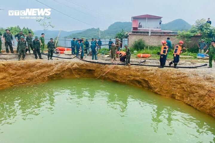 ho-tu-than-20190215 Lực lượng chức năng vẫn đang tích cực tìm kiếm thi thể nạn nhân rơi xuống hố "tử thần".