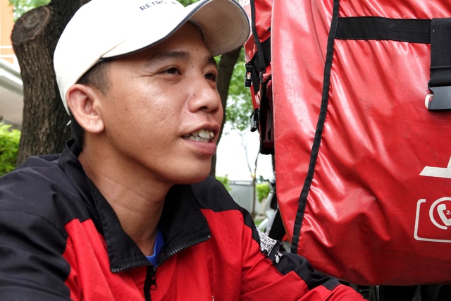 img20250527105319-17483390709381252406040 Gặp gỡ nam shipper leo ban công giải cứu bé trai 18 tháng tuổi ở TP.HCM: "Nghe bé khóc mà mình xót, vì mình cũng có con nhỏ"- Ảnh 2.