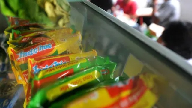 Nghi có chất gây ung thư, nhãn hiệu mì quen thuộc của Indonesia bị thu hồi - Ảnh 1.