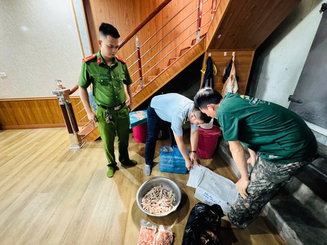 Phát hiện gần 500kg thực phẩm đông lạnh không rõ nguồn gốc ở Hạ Long- Ảnh 1.