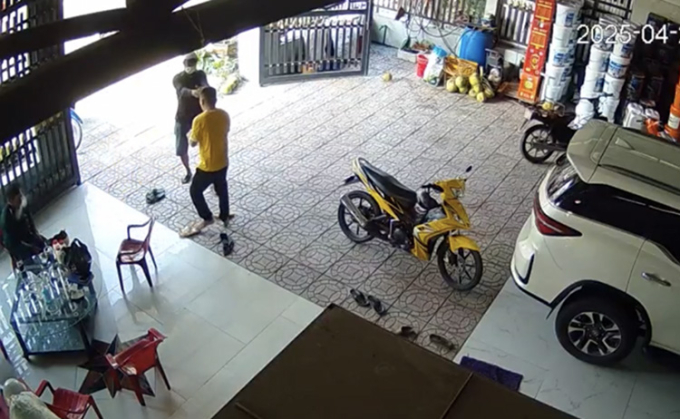 Hiện trường ông Phúc cầm súng bắn tài xế Trung, ngày 28/4. Ảnh:Cắt từ camera an ninh