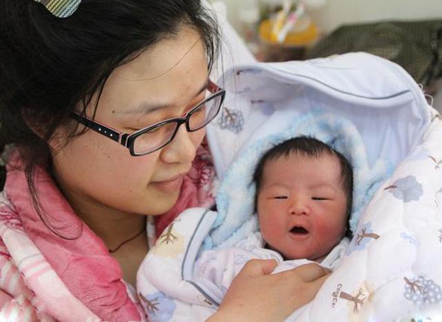 Sinh con gái đầu lòng, cả nhà mừng hớn hở nhưng mẹ trẻ lại bật ...