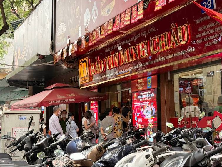 00-gia-vang-21-5-1 Nhiều người chờ mua vàng tại một cửa hàng Bảo Tín Minh Châu ở Hà Nội. Ảnh: Phương Anh