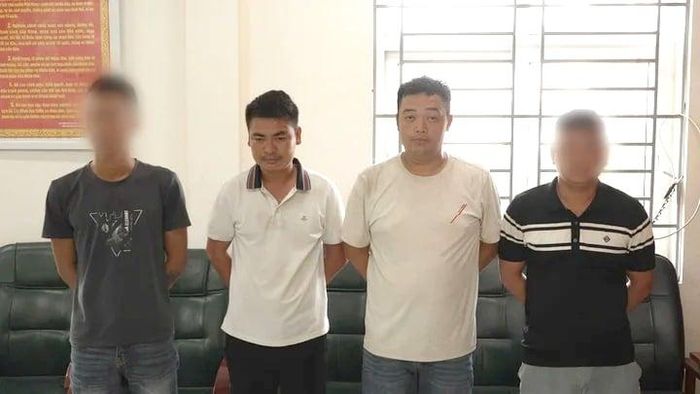 22623986bec857960ed9 Tài xế taxi và tài xế xe ôm (áo trắng) tại cơ quan công an.