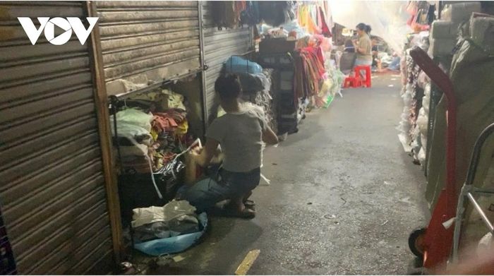 Nhiều sạp tại chợ Tân Bình không bày bán, chỉ mở cửa một nửa để gói hàng