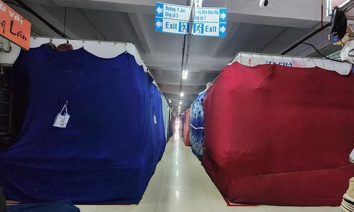56b1dfde4b90a2cefb81 Một số chủ cửa hàng cho biết lo cơ quan chức năng kiểm tra, thu giữ hàng hóa nên đóng cửa