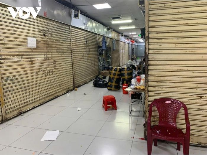 Dù đóng cửa, nhiều sạp vẫn có những bao hàng được nhập vào và bán ra liên tục