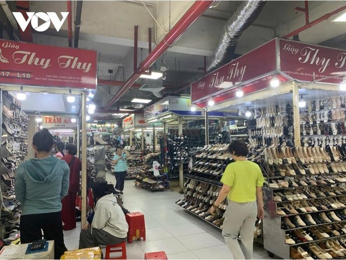 Hàng loạt sạp giày dép không có khách ghé mua