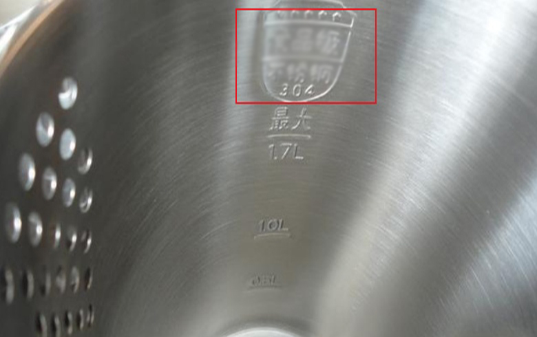 a3d01795-a49c-402a-9c0b-dc68f96c8637-17480125996131710136905 Tiếc mấy cũng vứt ngay 4 loại ấm siêu tốc này! Mỗi ngụm nước uống vào là mỗi lần nuốt "mầm mống" ung thư- Ảnh 2.