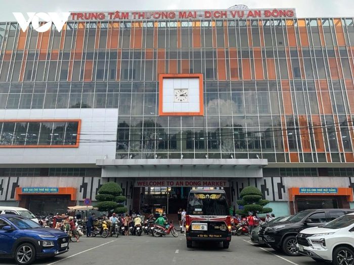 Chợ An Đông nơi chuyên kinh doanh các mặt hàng quần áo, giày dép, phụ kiện vắng khách suốt tuần qua