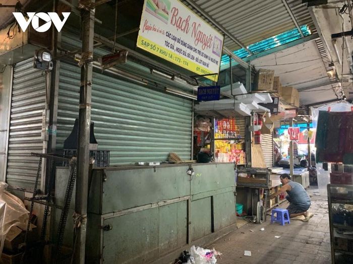 Trong tình trạng tương tự, chợ Bà Chiểu ( Bình Thạnh) quang cảnh đìu hiu, hầu như không có khách ra vào.