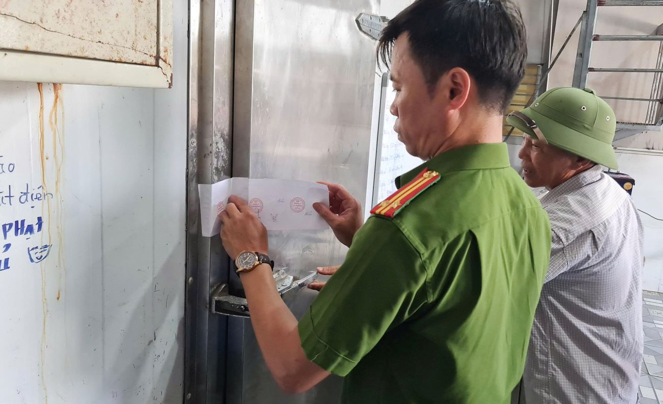 hai-san-thai-binh3 Đoàn kiểm tra tiến hành tạm niêm phong hàng hóa phục vụ việc kiểm tra, xác minh. Ảnh: Nam Hồng
