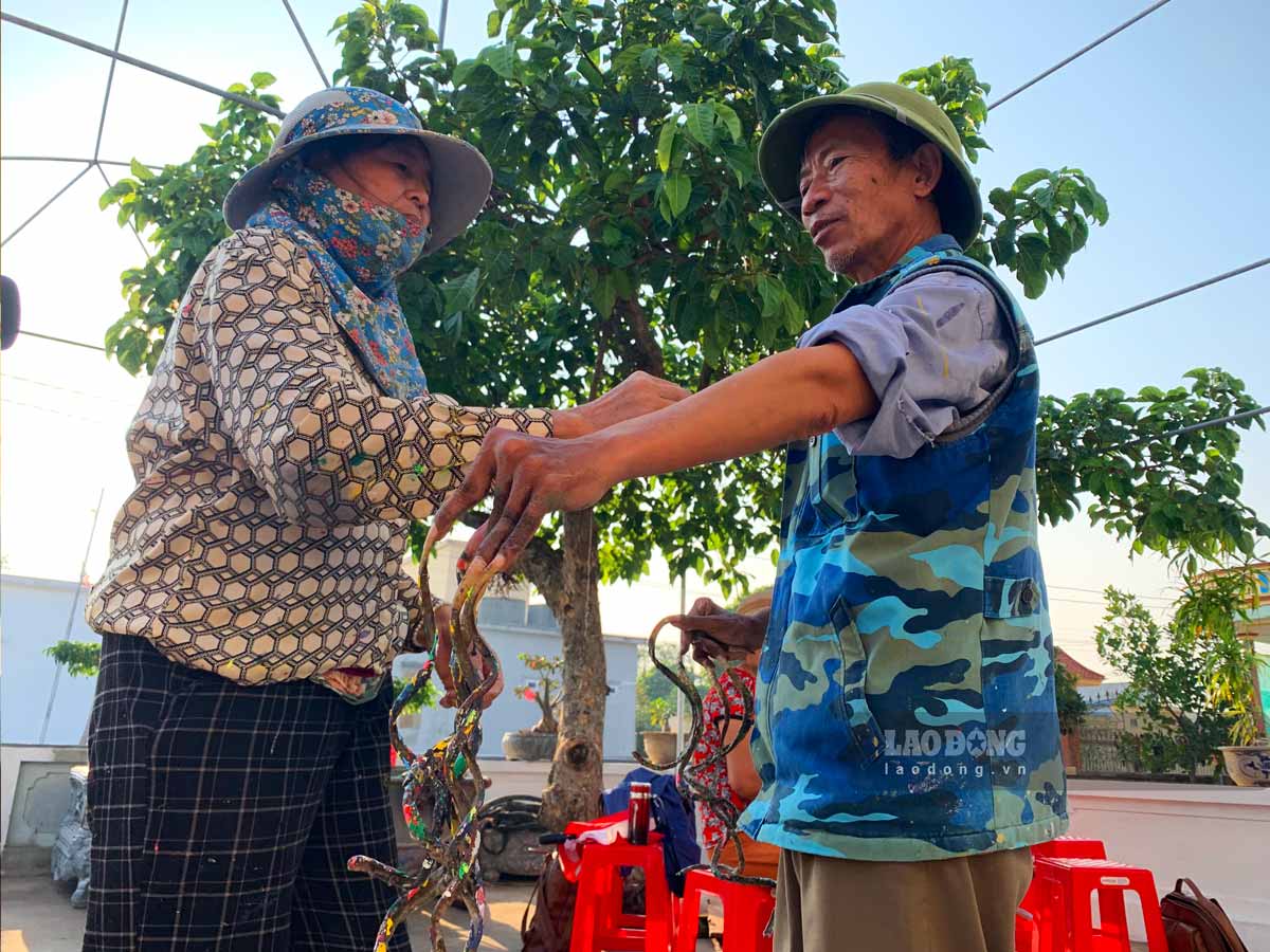 nam-dinh-3 Người đàn ông làm thợ sơn có bộ móng tay kỳ quái, dài cả mét ở Nam Định