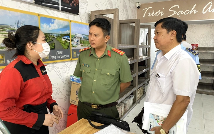 Vụ Công ty C.P. Việt Nam bị tố bán heo mắc bệnh: Giấy chứng nhận an toàn thực phẩm hết hạn - Ảnh 2.