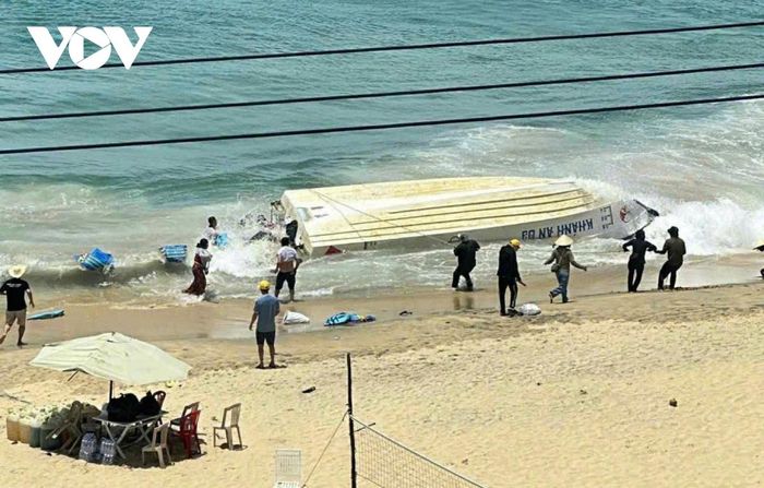 10557312a55c4c02154d Ca nô Khánh An 03 bị sóng đánh lật khi đang trả khách trong bờ.