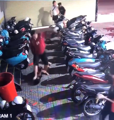 Người đàn ông đánh dã man 2 thiếu niên ở quán net: Hành vi quá côn đồ- Ảnh 2. Người đàn ông đánh dã man 2 thiếu niên ở quán net: Hành vi quá côn đồ- Ảnh 2.