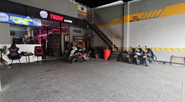 Người đàn ông đánh dã man 2 thiếu niên ở quán net: Hành vi quá côn đồ- Ảnh 1. Người đàn ông đánh dã man 2 thiếu niên ở quán net: Hành vi quá côn đồ- Ảnh 1.