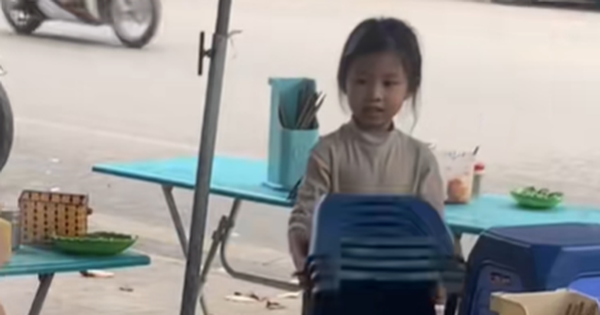 Con gái không chịu đi học, mẹ cho sang hàng xóm phụ bán phở, nhìn dòng chữ  treo trước ngực vừa thương vừa buồn cười