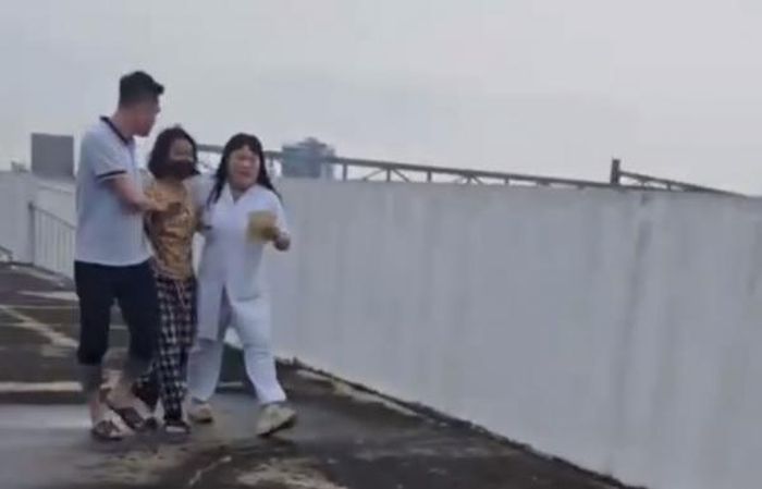 Trung tá Nguyễn Thế Hùng (bên trái) cùng bác sĩ vận động, giải cứu thành công cháu H.