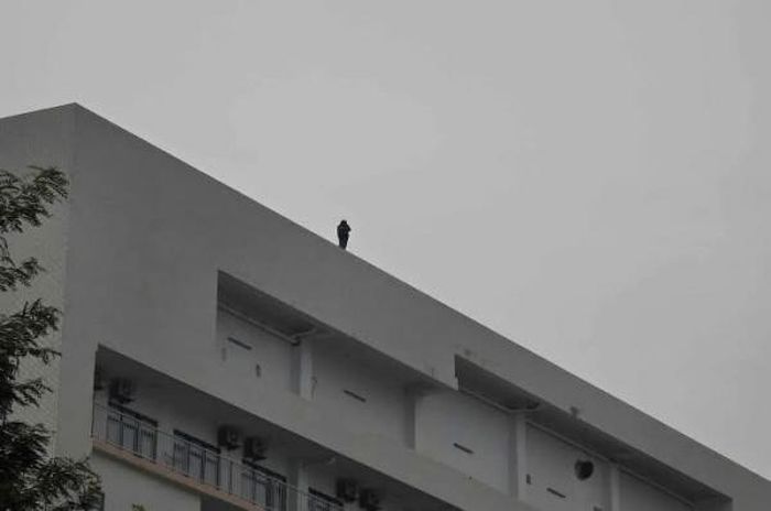 Cháu H tại tầng thượng tòa nhà K1, Bệnh viện Bạch Mai.