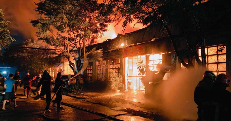 Cháy kho xưởng 1.700m2 trong đêm ở Hà Nội, 1 chiến sĩ bị ngạt khói khi dập lửa