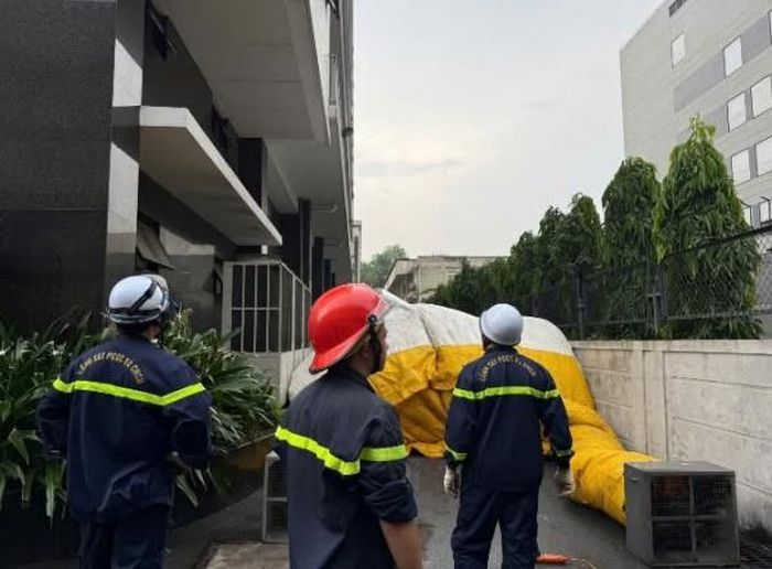 Lực lượng Cảnh sát Phòng cháy, chữa cháy và cứu nạn, cứu hộ sẵn sàng phương án đệm hơi dưới chân tòa nhà.