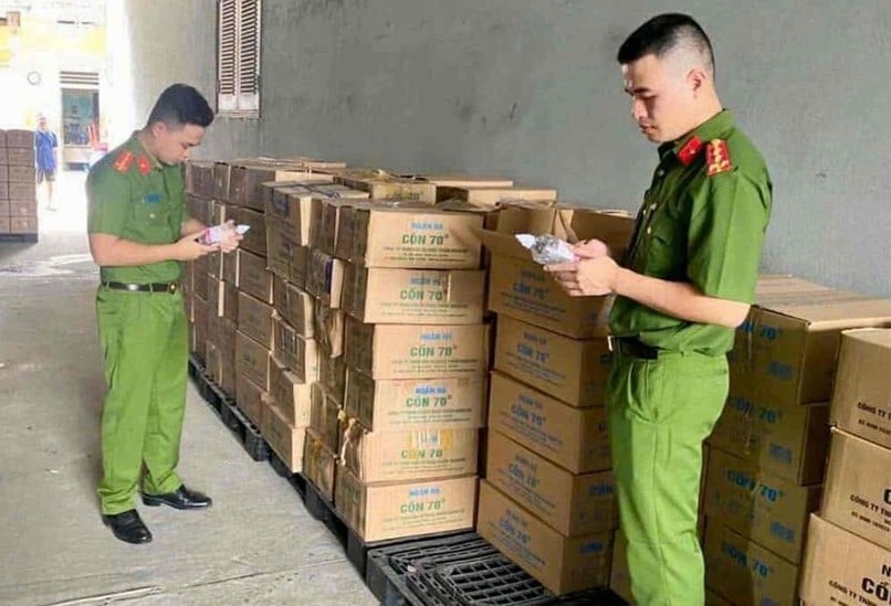 Triệt phá đường dây sản xuất, buôn bán cồn y tế giả quy mô lớn