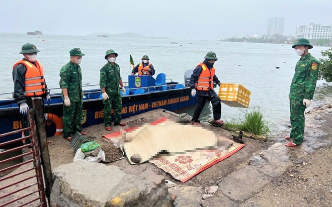 Phát hiện thi thể nam giới trôi dạt gần khu vực tàu lật trên vịnh Hạ Long