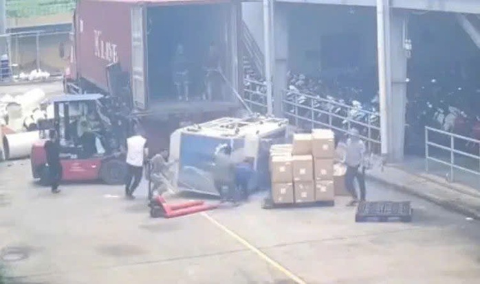 Kiện hàng từ trên xe container rơi xuống đè 2 người thương vong- Ảnh 1. Kiện hàng từ trên xe container rơi xuống đè 2 người thương vong- Ảnh 1.