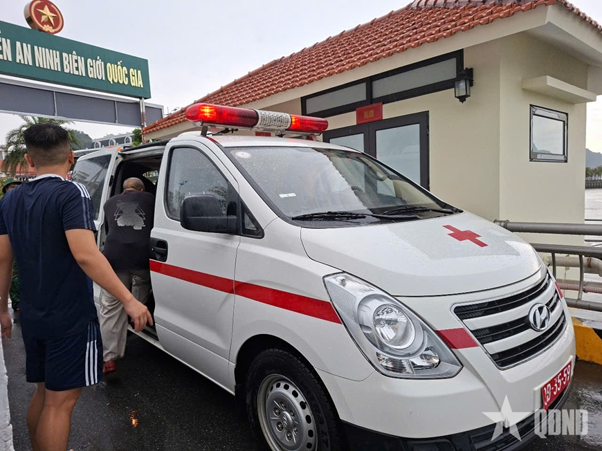 Bộ đội Biên phòng tỉnh Quảng Ninh khẩn trương cứu tàu khách bị lật trên Vịnh Hạ Long