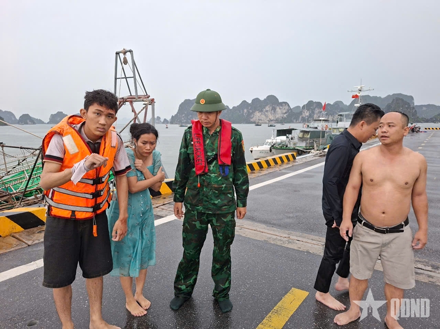 Bộ đội Biên phòng tỉnh Quảng Ninh khẩn trương cứu tàu khách bị lật trên Vịnh Hạ Long