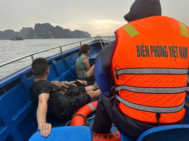 Người con trai cứu mẹ khỏi tàu lật trên vịnh Hạ Long đầy xúc động - Ảnh 1.