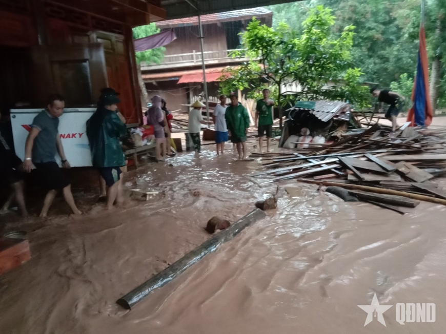 Nghệ An: Giải cứu thành công 5 người dân mắc kẹt giữa dòng nước lũ